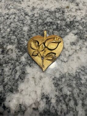 Gold Heart Pendant Necklace with Rose Motif - Unbranded